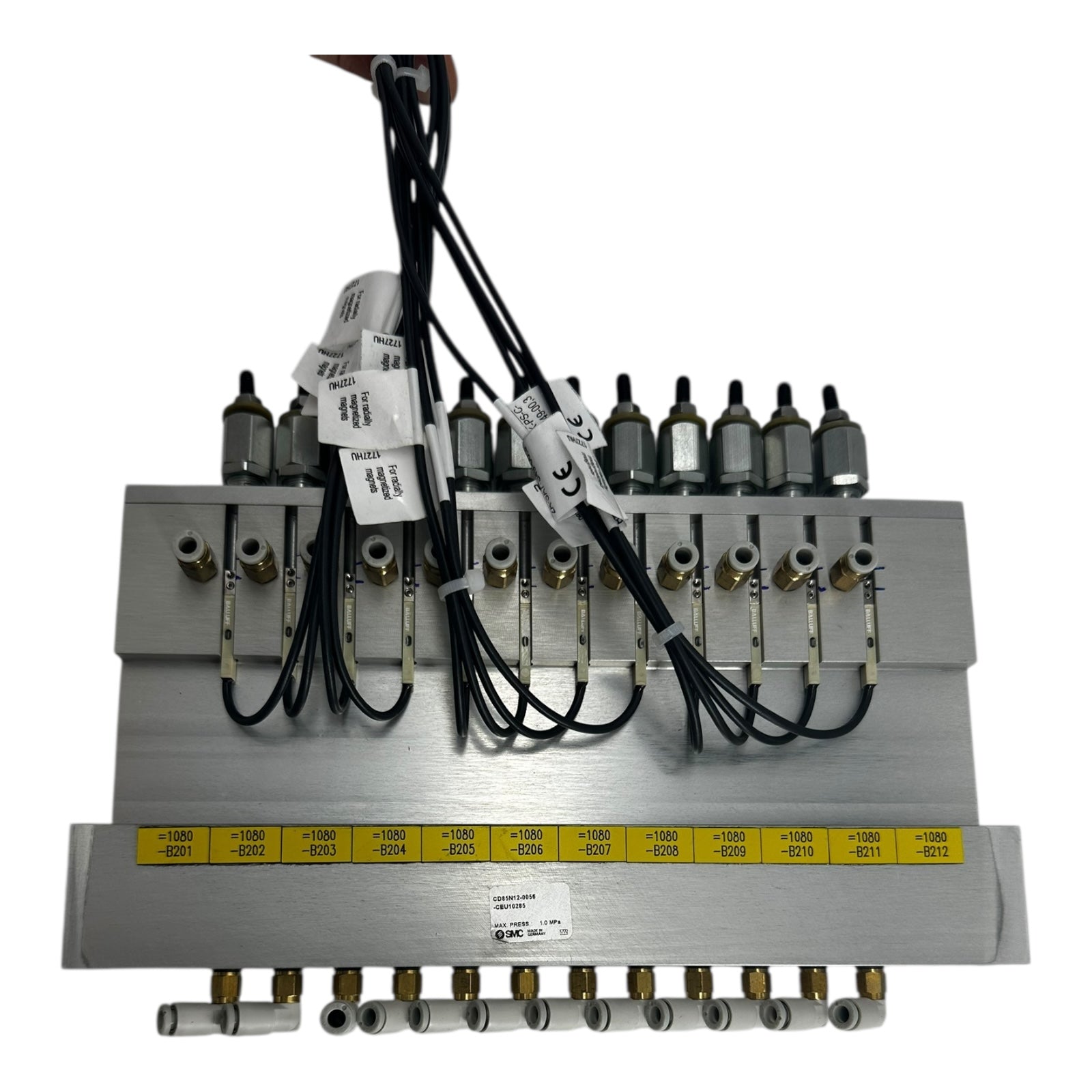 SMC CD85N12-0056 Mehrfach-Pneumatikzylinder mit Ventilinsel Sensor BMF303K